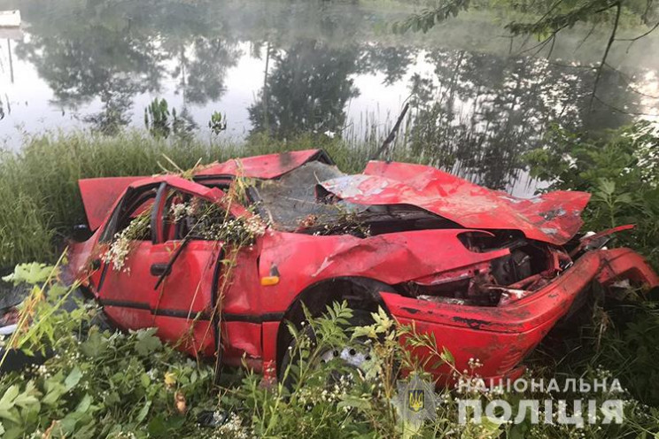 На Тернопільщині автівка з шістьма людьм…