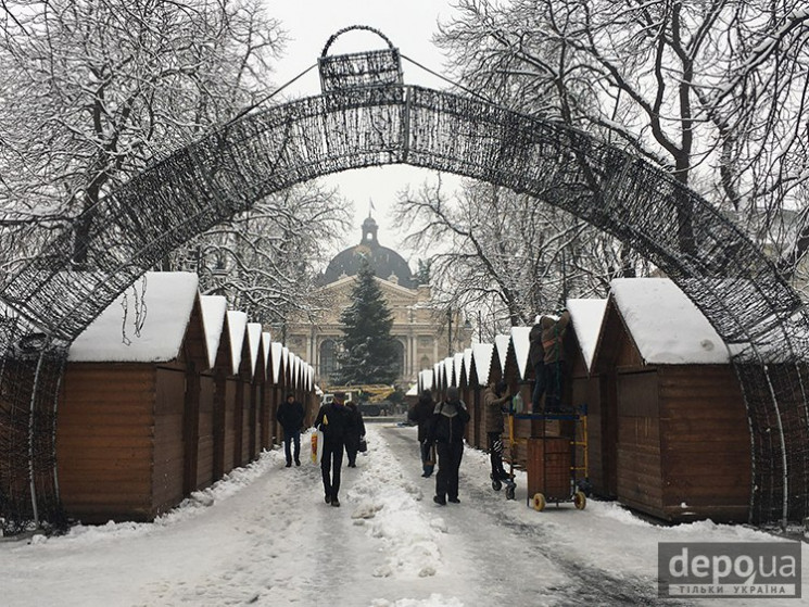 Гірлянди у вітринах, прикрашання ялинки…