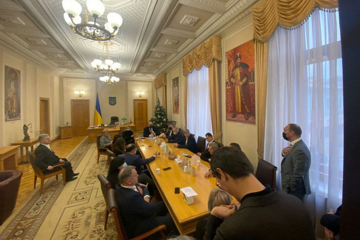 Оппозиция требует от "слуг" остановить с…