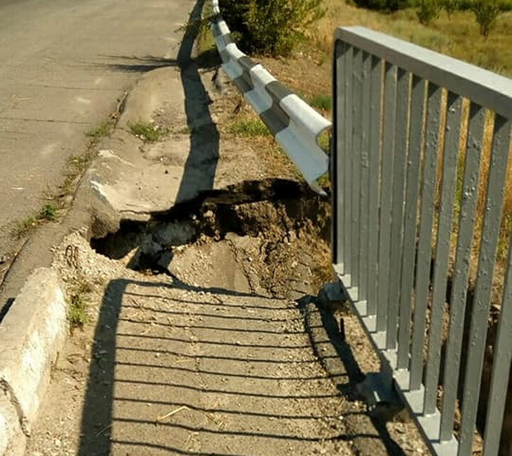 В Каменском обвалился мост…