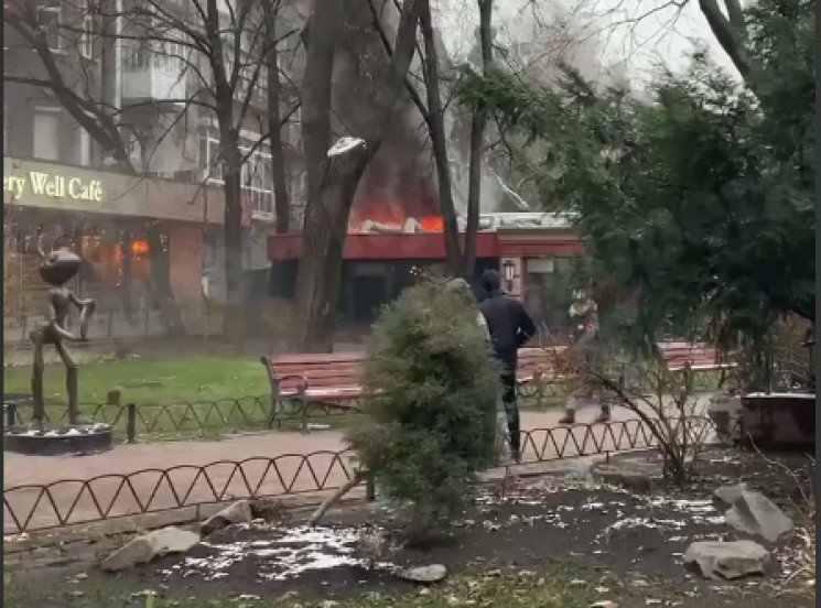 У центрі Києва палає ресторан "Ватра" (В…