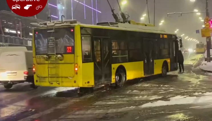 Київ став через потужний снігопад: На до…