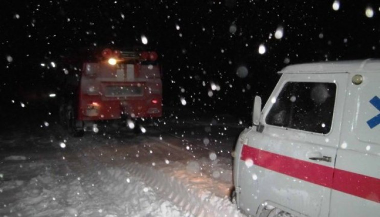 На Тернопільщині в снігу застрягла "швид…