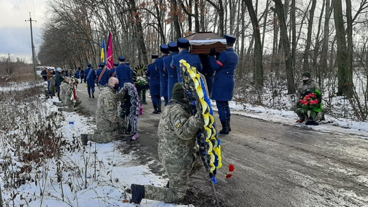 На Луганщине на коленях проводили в посл…