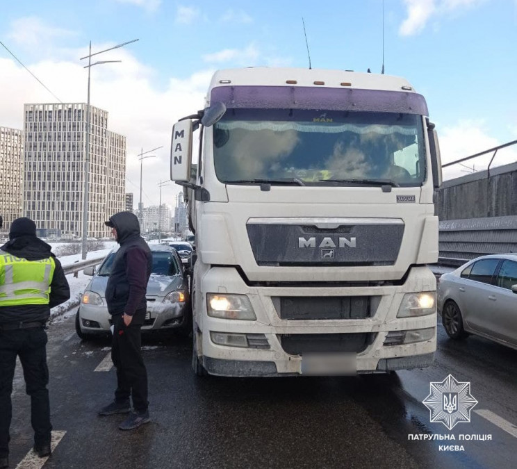 В Киеве на Южном мосту произошло ДТП с ф…