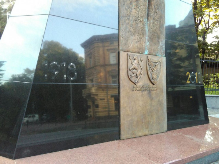 Як у Львові вандали познущалися над пам'…