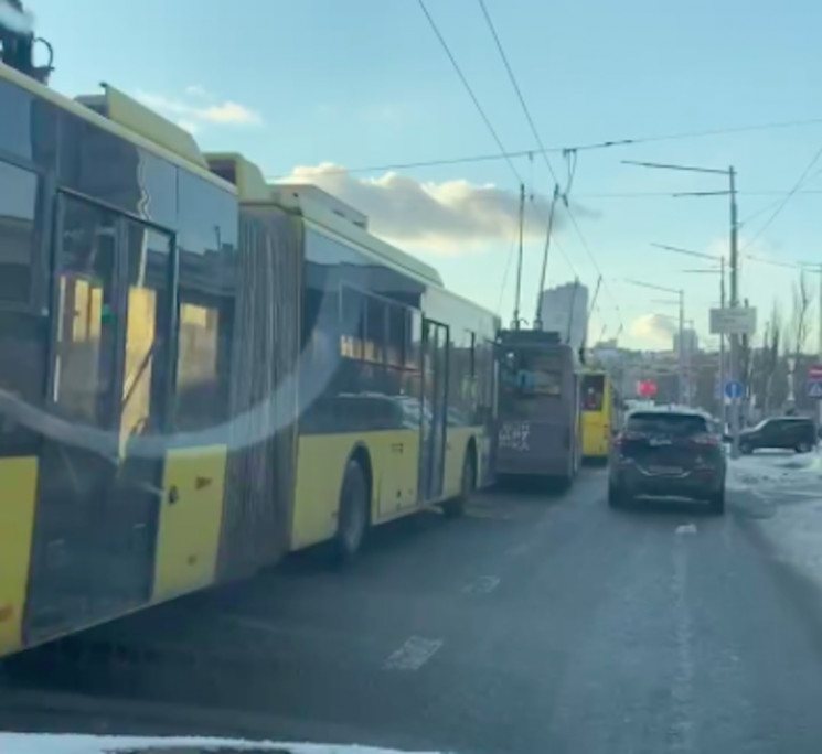 У Києві на Бандери сталася ДТП з вантажі…