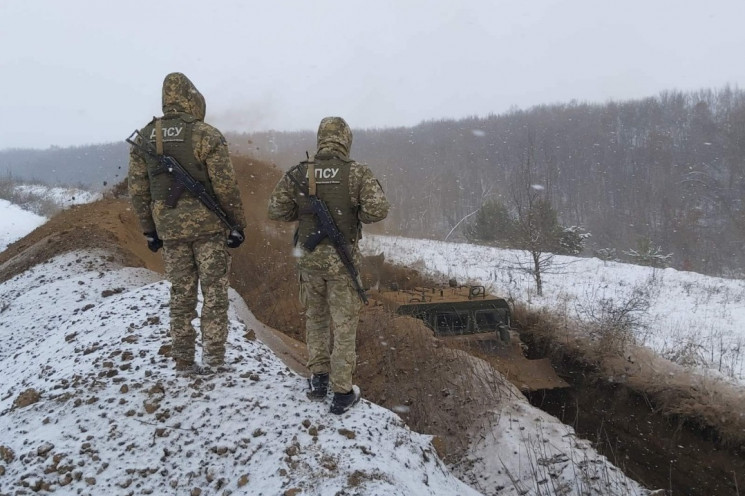 Прикордонники показали, як укріплюють ко…