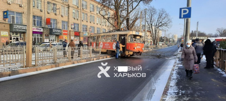 В Харькове трамвай слетел с рельсов, про…