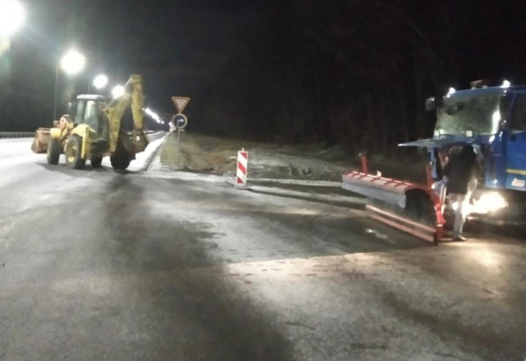 Півтори тисячі тонн піску і солі висипал…