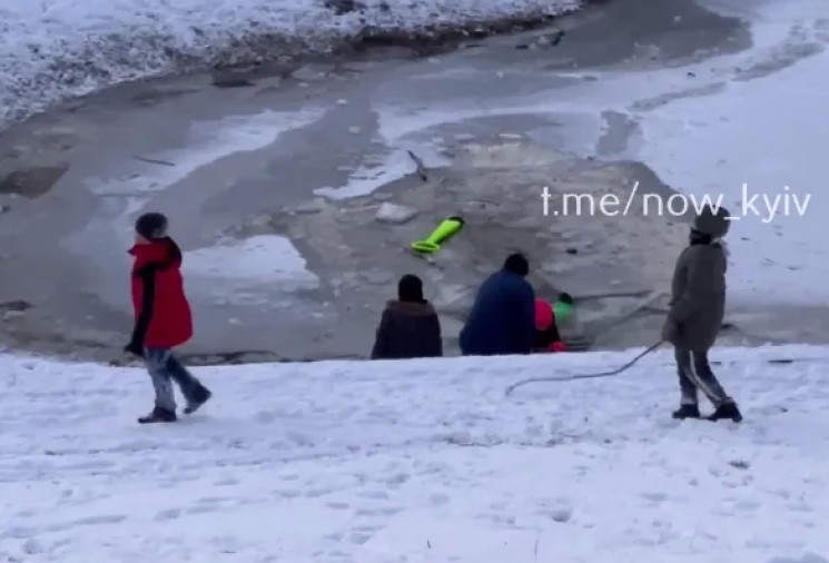 В Киеве девочка провалилась под тонкий л…