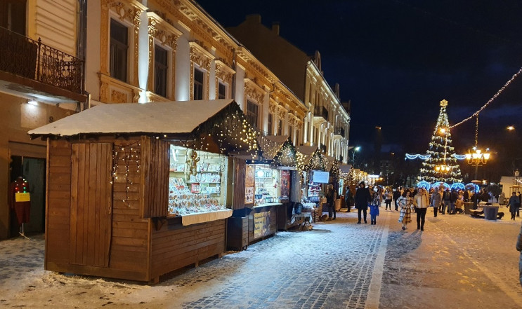 Вечірній новорічний Ужгород: Ялинка, фот…