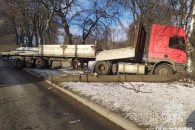 В Харькове грузовик снес столб: Водителя…