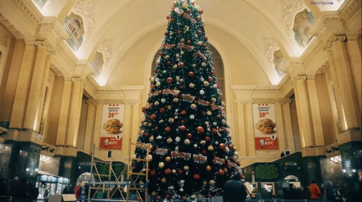 В Киеве на вокзале "пропала" елка за 5 м…