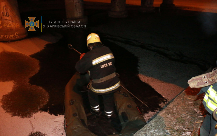 В Харькове под мостом двое мужчин провал…