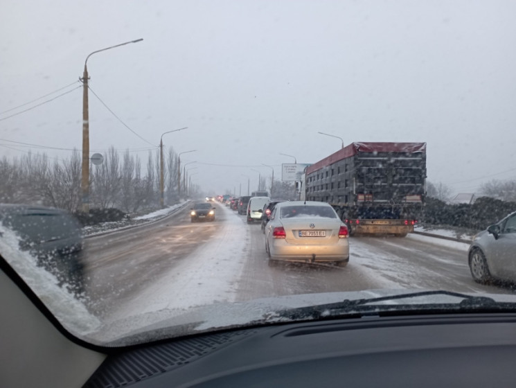 В Николаеве пробки и аварии: Дороги заме…