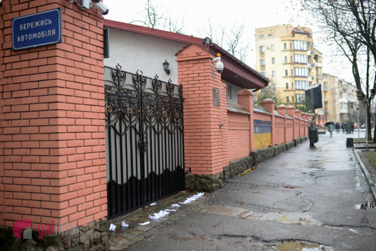 У російське генконсульство у Львові кину…