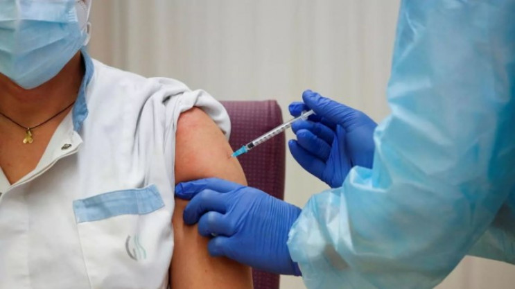 Вакцинація: На Хмельниччині двома дозами…