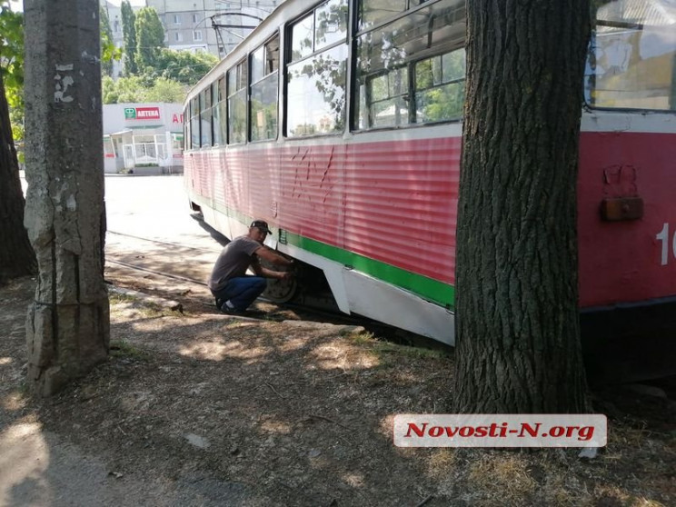 В Николаеве трамвай протаранил дерево…