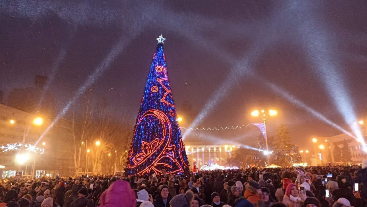 В Донецке показали новогоднюю елку…
