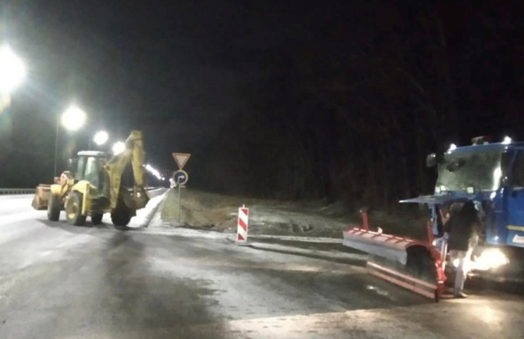 Майже 2,5 тисячі тонн протиожеледних сум…