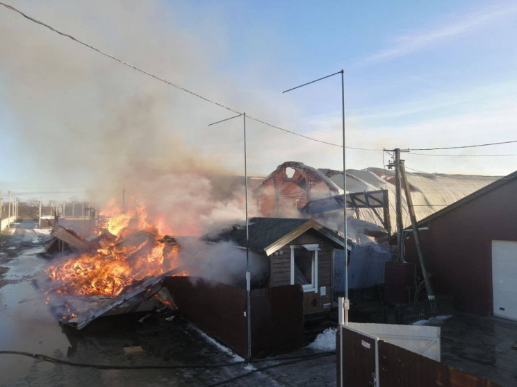 Під Києвом спалахнула пилорама та склад…