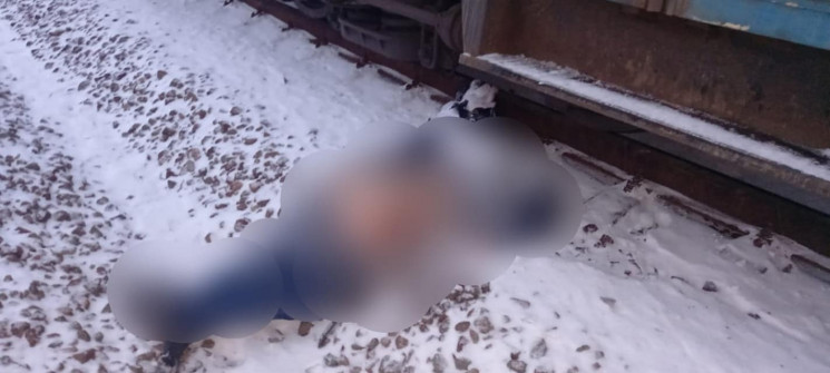 Погиб под поездом: В Киевской области му…