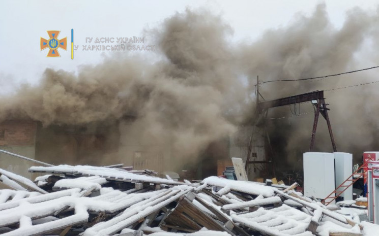 В Харькове около 30 спасателей тушат мас…