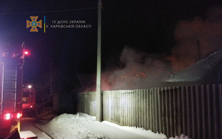 На Харьковщине огонь охватил дом, гараж…