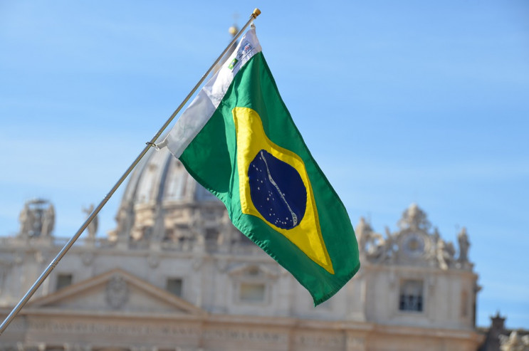 В Бразилии из-за прорыва двух дамб снесл…