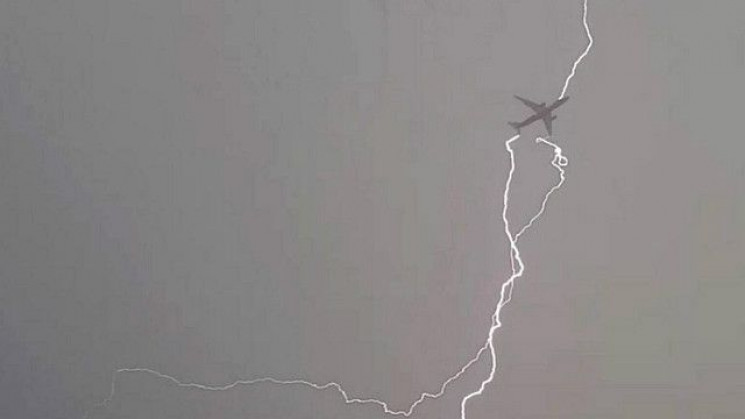 В самолет Брюссель-Ереван попала молния…