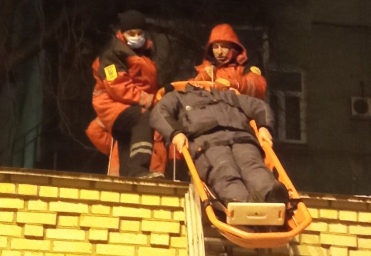 В Киеве спасатели уронили носилки с мужч…