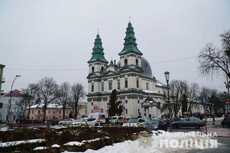 Біля катедрального собору у Тернополі зн…