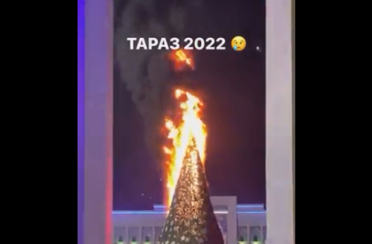 В Казахстане в центре города сгорела нов…