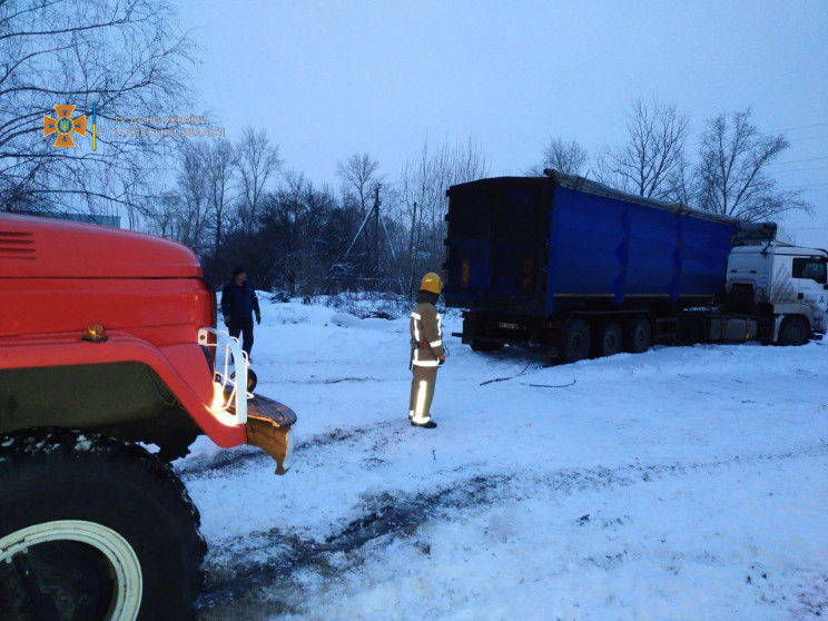 Харьковские спасатели вытащили из снежно…