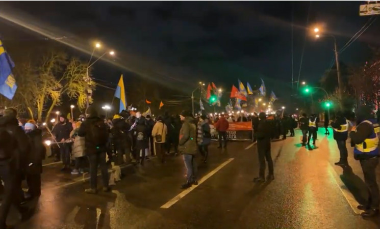 В Києві націоналісти запалили смолоскипи…