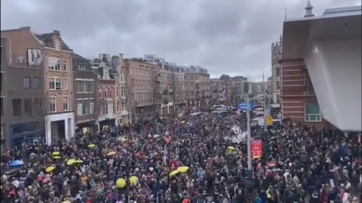 В Амстердамі COVID-дисиденти жорстко поб…