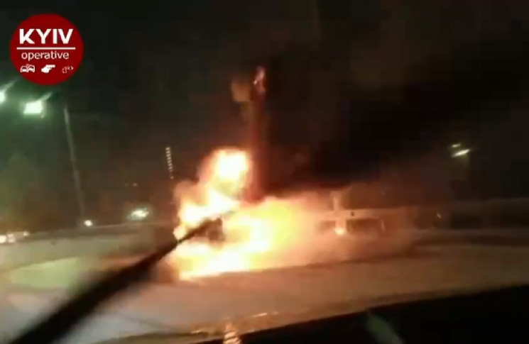 У Києві на ходу спалахнули два автомобіл…