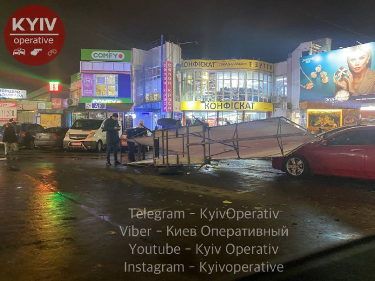 В Киеве на припаркованный автомобиль упа…