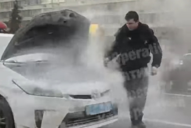 У Києві поліцейське авто загорілось на х…