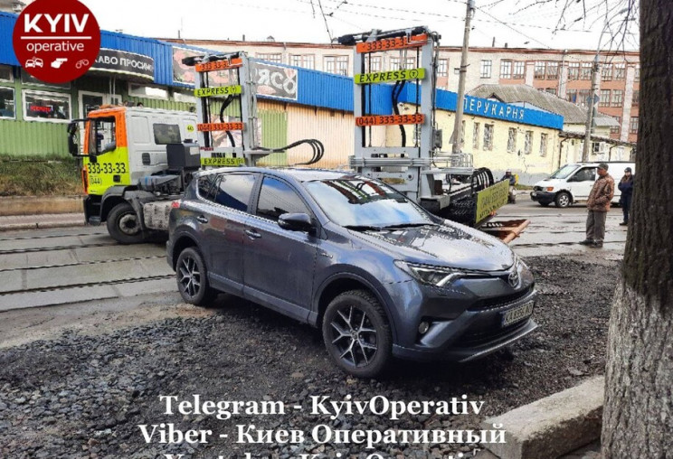 В Киеве припаркованный автомобиль заблок…