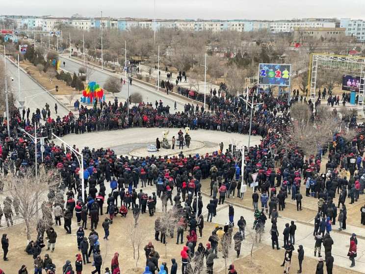 Казахстан третий день подряд охвачен про…