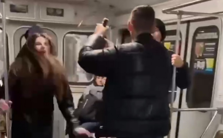 У Києві в метро влаштували танці під ако…