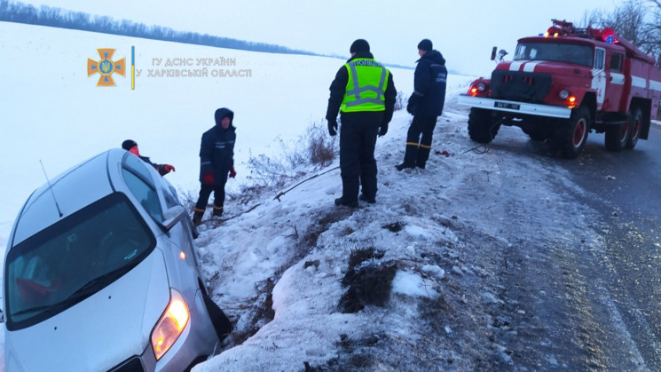 Спасатели вытащили Chevrolet из глубоког…