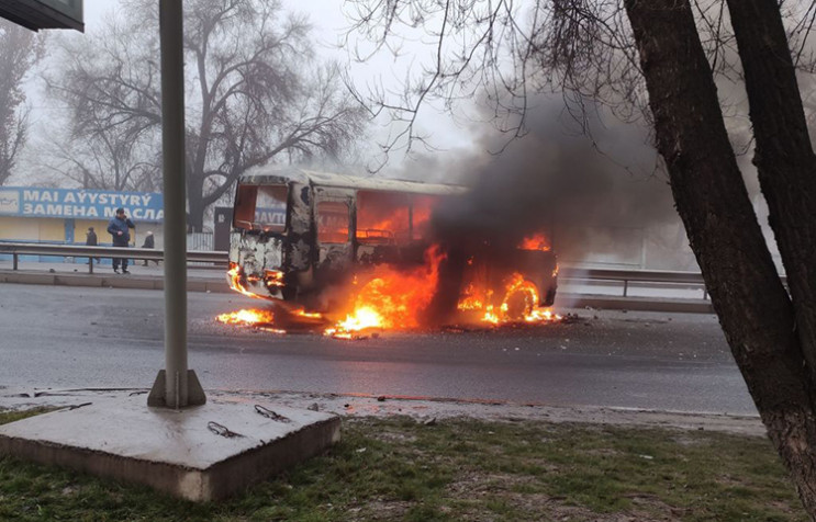 Протести в Казахстані: Мітингарі взяли у…