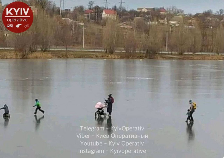 В Киеве женщина с коляской гуляла по тон…