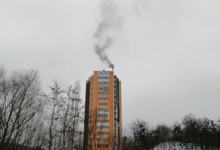 У Києві багатоквартирний будинок опалюют…