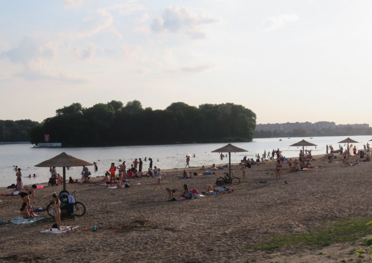 Воду та пісок з хмельницького пляжу вчер…