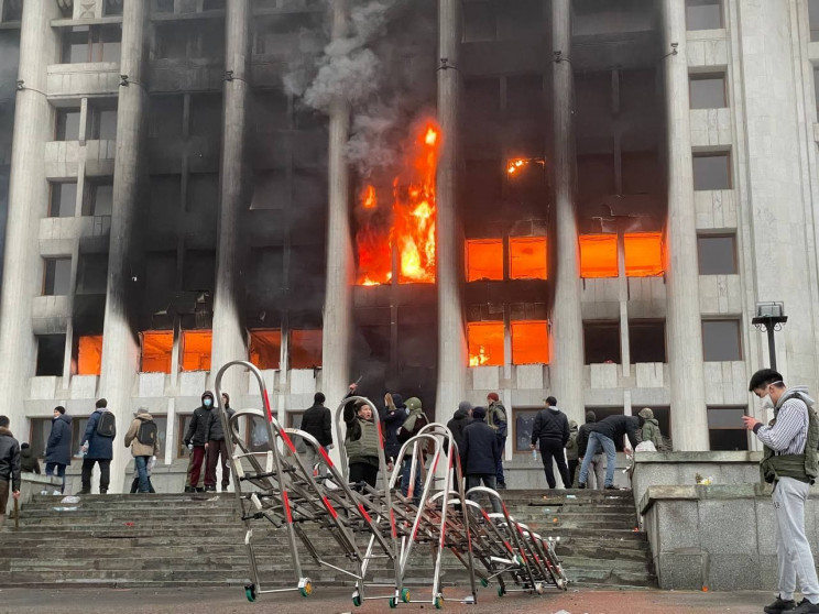 В центре Алматы произошло мощное столкно…