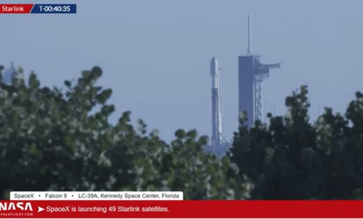 SpaceX вивела на орбіту півсотні супутни…